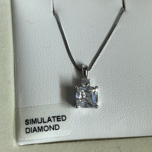 Simulated Diamond necklace - NIB - Picture 2 of 2